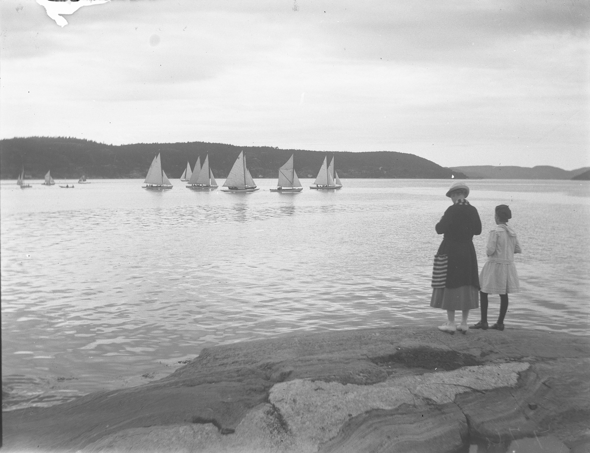 Regatta 1916, Kragerø. Kvinne og pike ser på seilbåtene. Seilas fra Saltneven, Kragerø