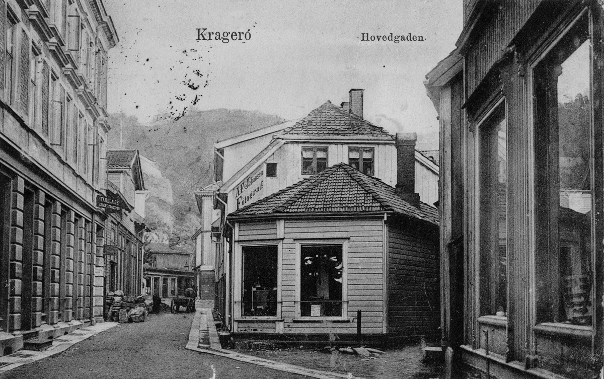 Postkort fra Kragerø - Storgata. Ved Hiis og Lieberg