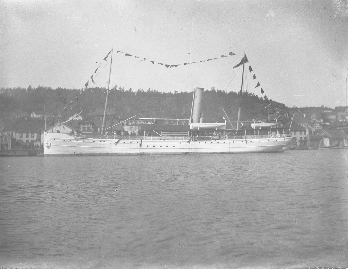 Damprutebåten "Arendal" ved kai i Kragerø (ant. en festlig anledning)