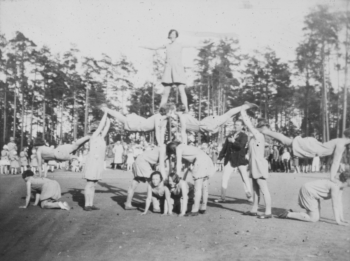 Turnoppvisning på idrettsplassen i Kragerø. Ca 1916