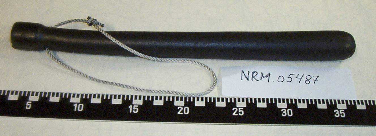 Sort gummikølle med brun lærreim

Fotonummer NRM.05487 brukt til registreringen av alle sorte fengselskøller NRM.05487 - NRM.05499