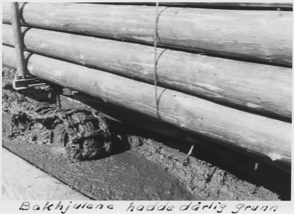 Tømmerlass på gjørmete veg, 1965