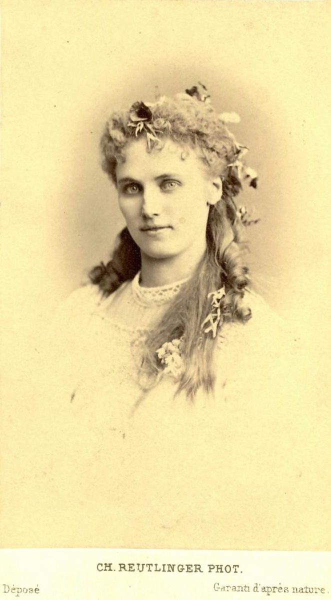 Portrett av skuespiller Christina Nilsson med blomster i håret