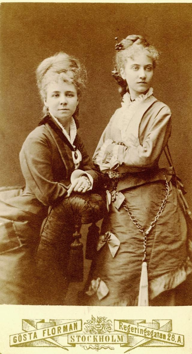 To kvinner poserer.