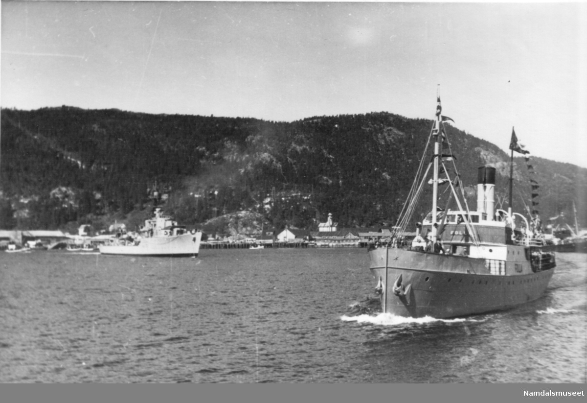 Ant. fra Kongebesøket i 1946. Krigsskip og "Folla" i havnebassenget .