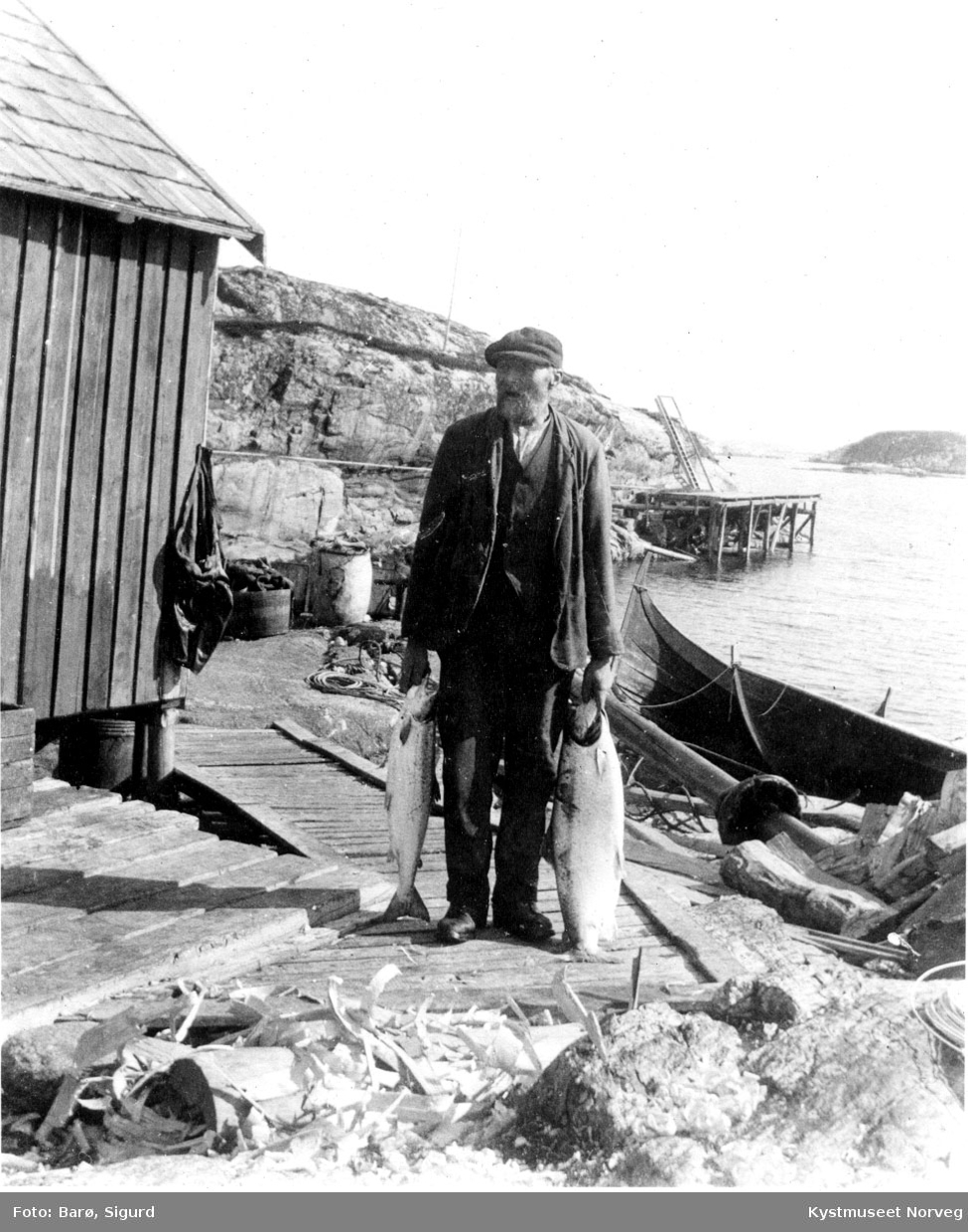 Johannes Strøm utenfor "Vaskbua" på Versøya i Flatanger
