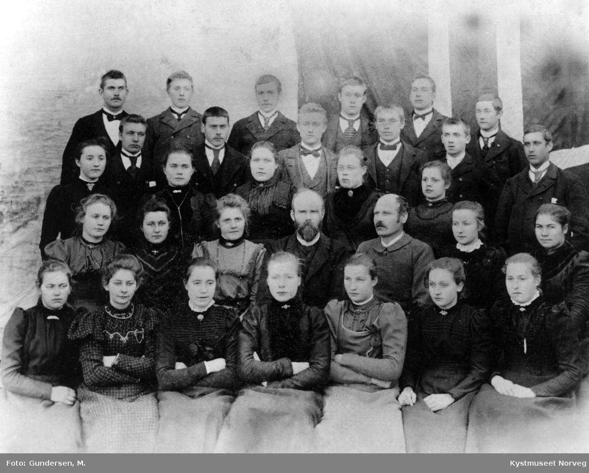 Namdals Folkehøgskole 1901 - 1902 på Ofstad i Vikna kommune. Foran nr 2. fra venstre: Petrine Horseng og lengst til høyre i bakerste rekke står Paul Woxeng