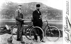 Ukjente menn med sykler