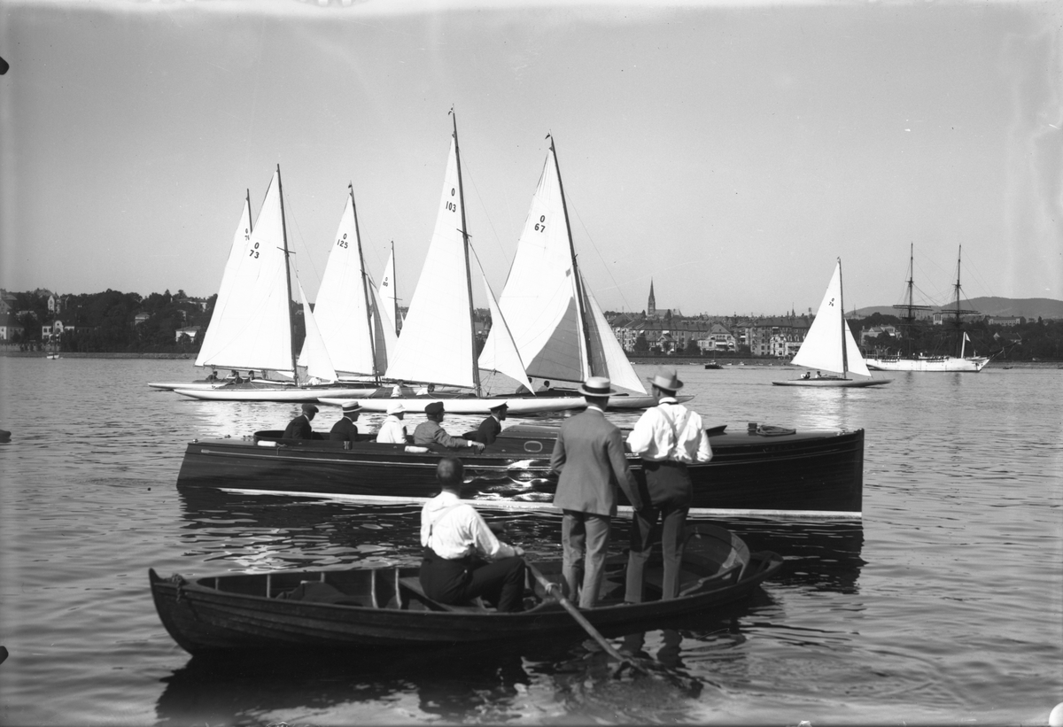 Seilbåter i regatta. 22 kvm kryssere i K.N.S. vårregatta 1921. 'Gizela' (O 73), 'Girly' (O 125), 'Irene 3' (O 103), 'Mefisto' (O 67) og 'Pil 2' (O 74)