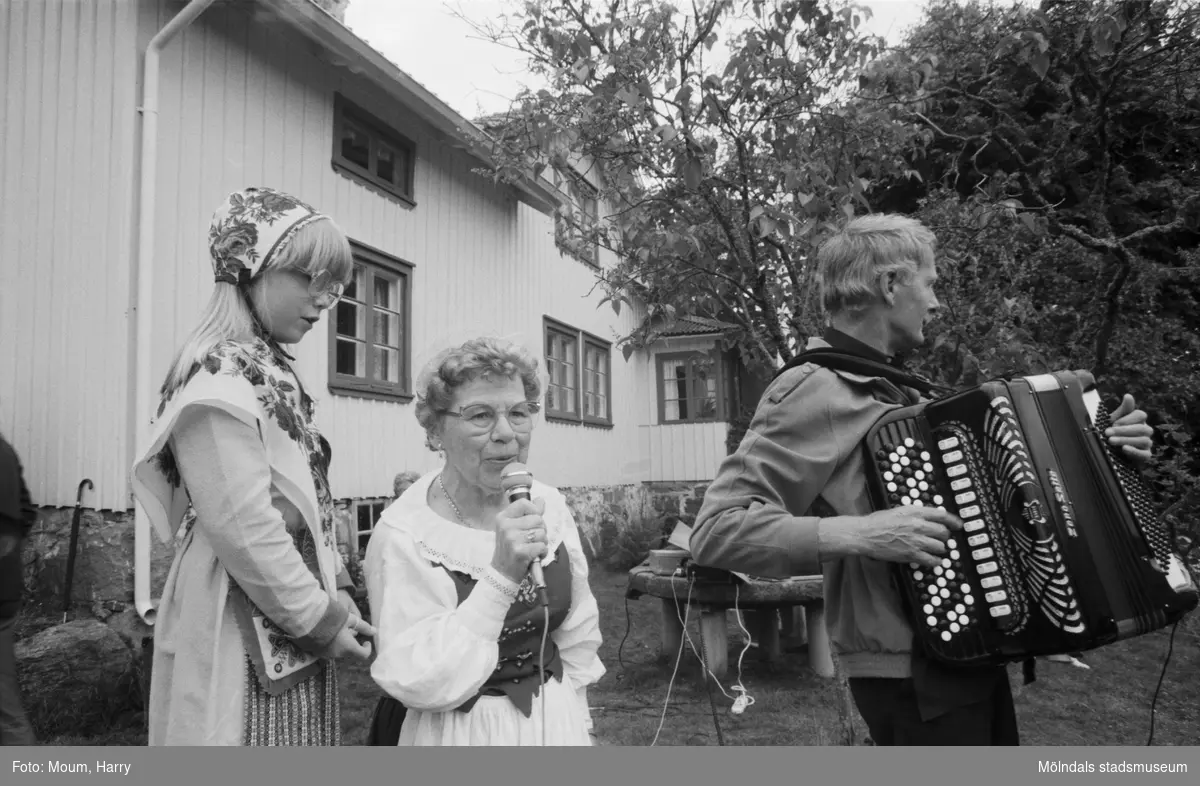 Midsommarfirande på Börjesgården i Hällesåker, år 1984.

För mer information om bilden se under tilläggsinformation.