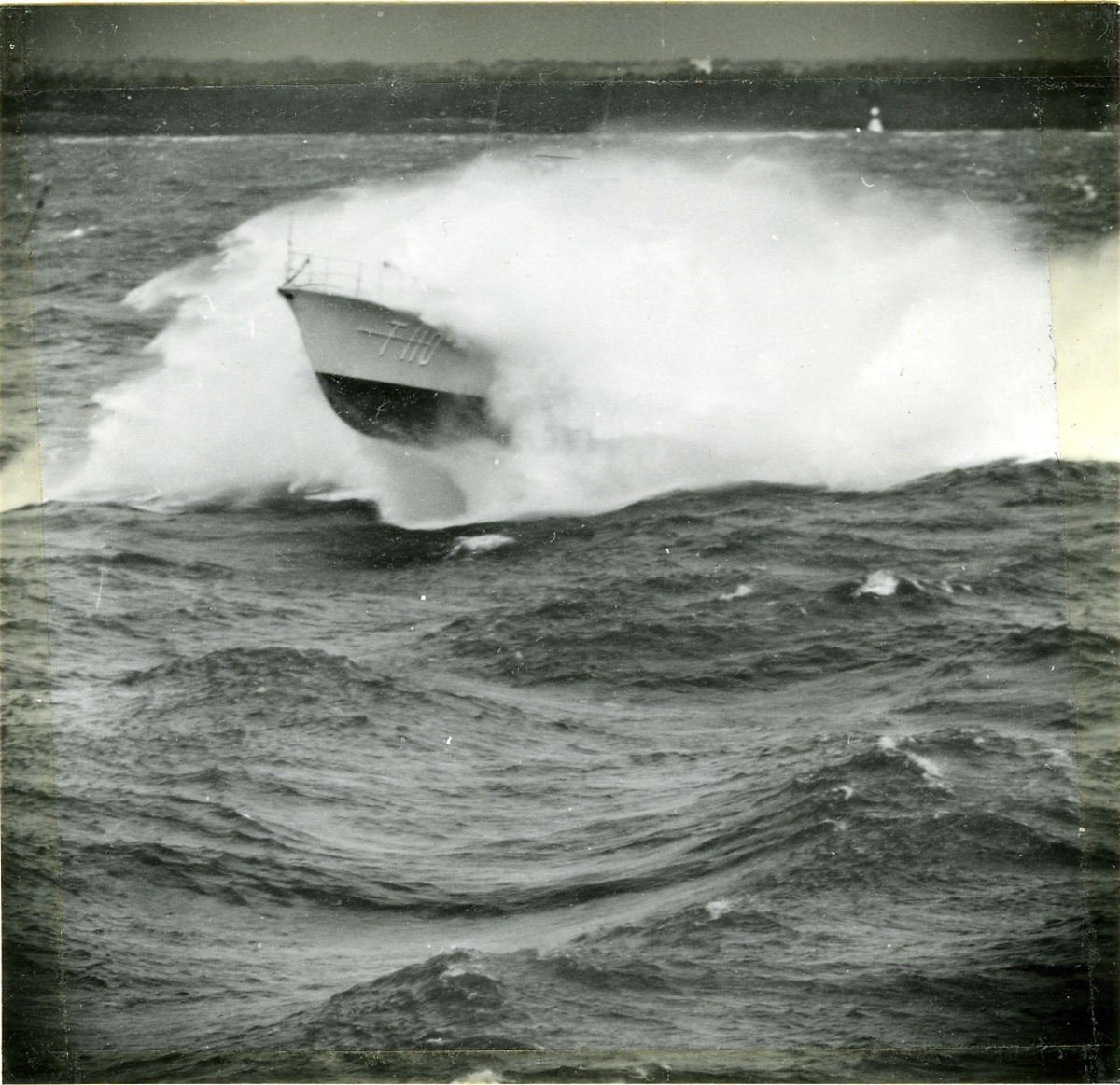 Torpedbåten Arcturus (T 110) i hårt väder.