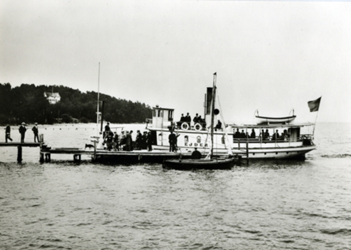 Ejdern i det skick den gick till Mariefred hösten 1899. Foto från Roxen 1902,[bör vara 1904 då fartyget såldes till ett partredri i Linköping]. Linköpings museum