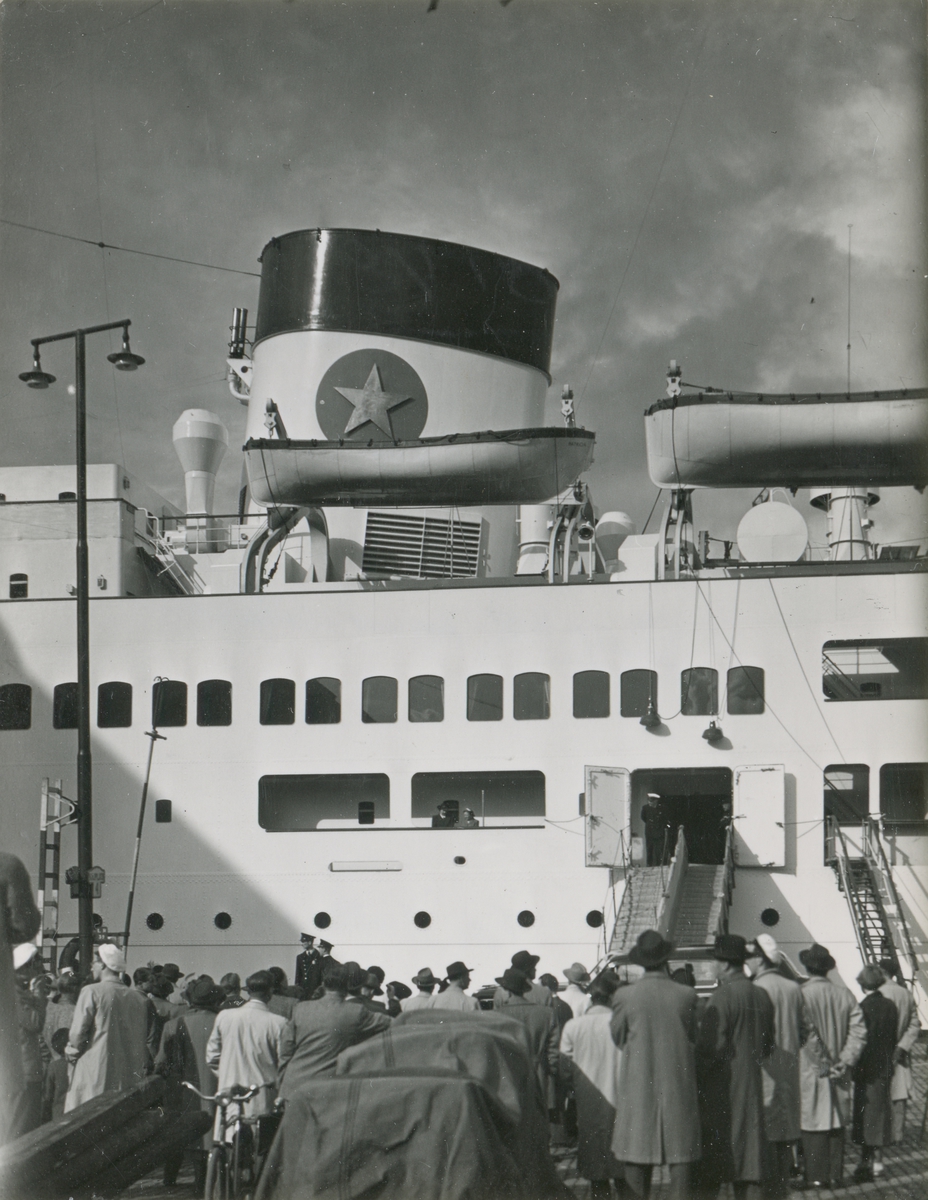 H.M Konung Gustav VI Adolf besöker passagerarmotorfartyget Patricia av Götebog under fartygets uppehåll i Stockholm i maj 1953.
Foto taget vid Nybrovikskajen.