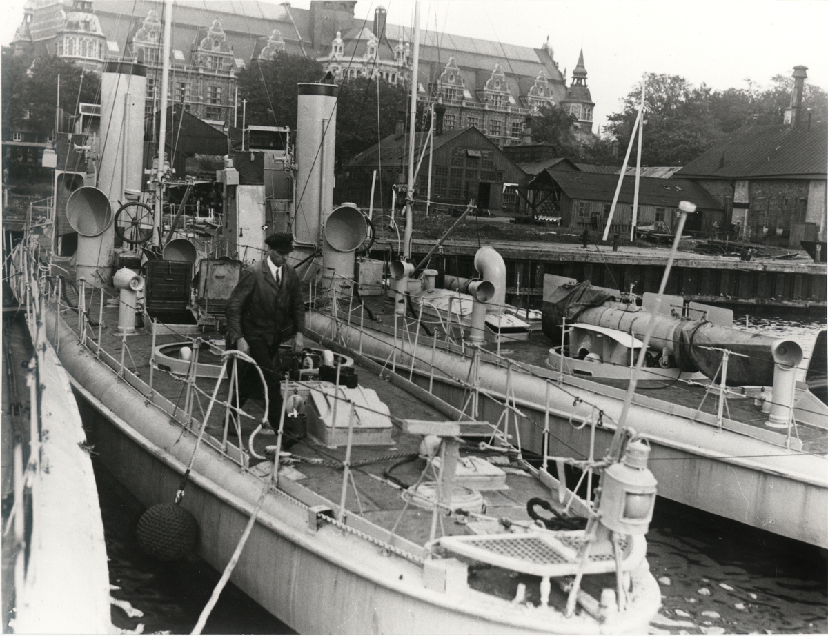 [från Fotobeskrivning:] "Vid Galärvarvet i Stockholm, 1931. Två 2:a klass torpedbåtar som skola användas av tullen för att jaga spritsmugglare i Östersjön."