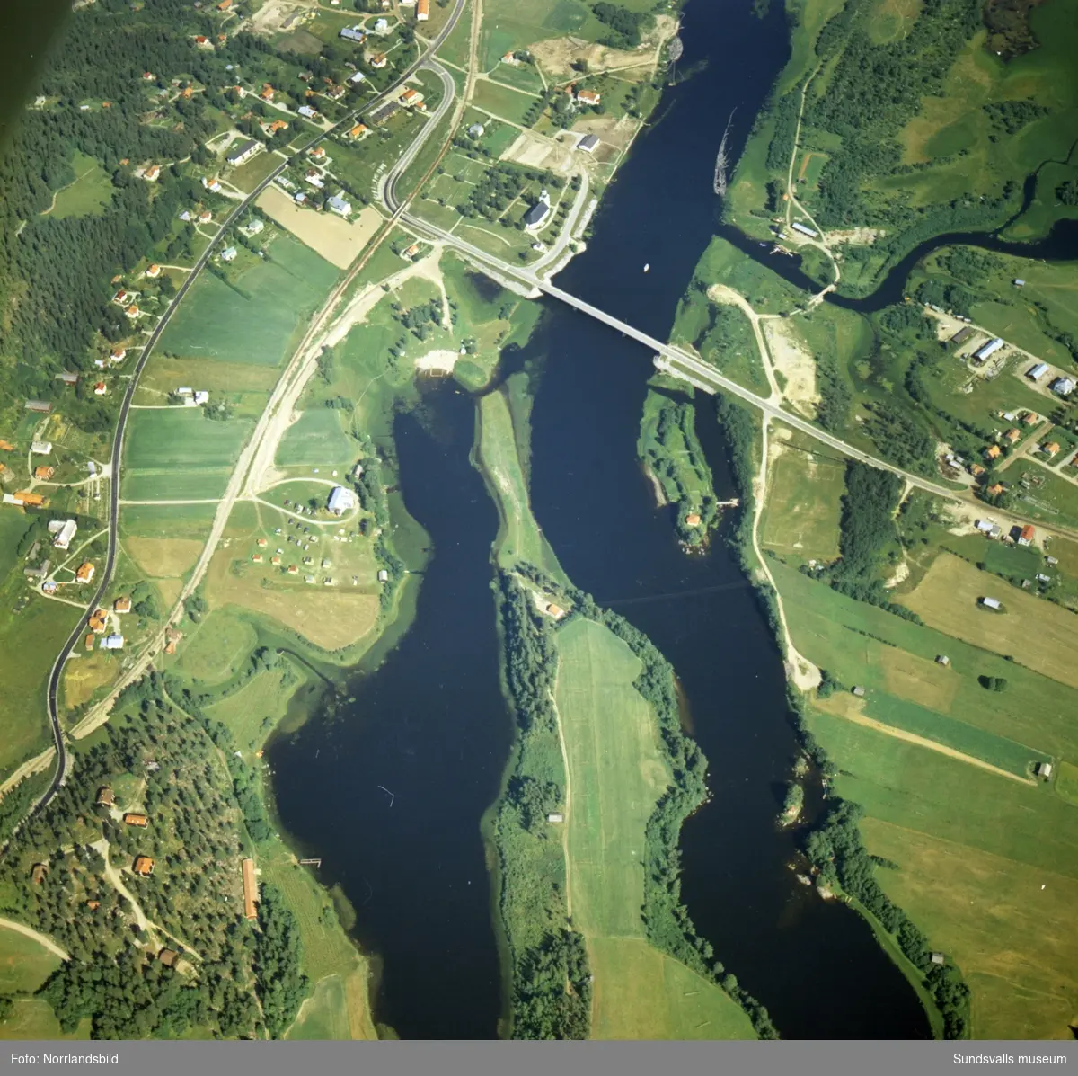 Flygfoton över Ljungan, Stödesjön och samhället Stöde.