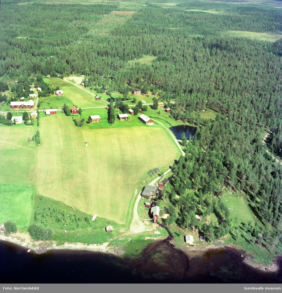 En grupp flygfoton över landsbygd och gårdar invid vattendrag. Okänd ort, möjligen invid Ljungan och/eller Indalsälven.