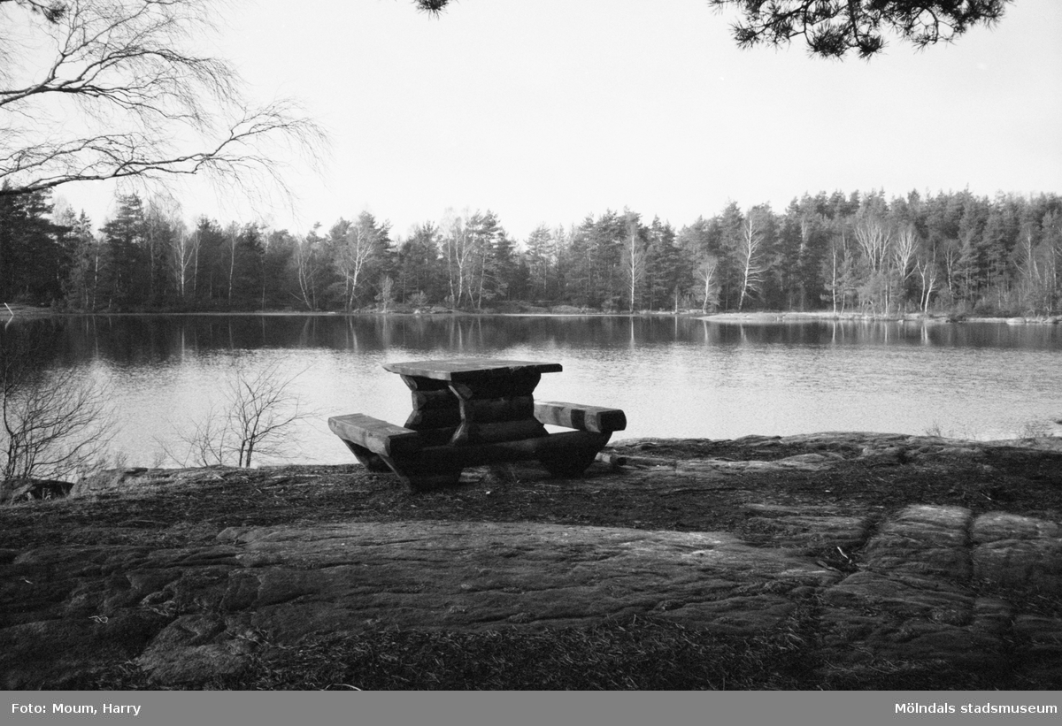 Rastplats vid en sjö i Bunketorp, Lindome, år 1983.

För mer information om bilden se under tilläggsinformation.