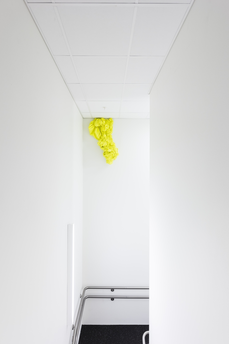 Den gule neonfargen er velkjent i politiet og varsler om oppmerksomhet. Kunstverket er montert i møtet mellom tak og vegg, slik at den nærmest renner nedover veggen, og lyser opp i oasen og gi energi.