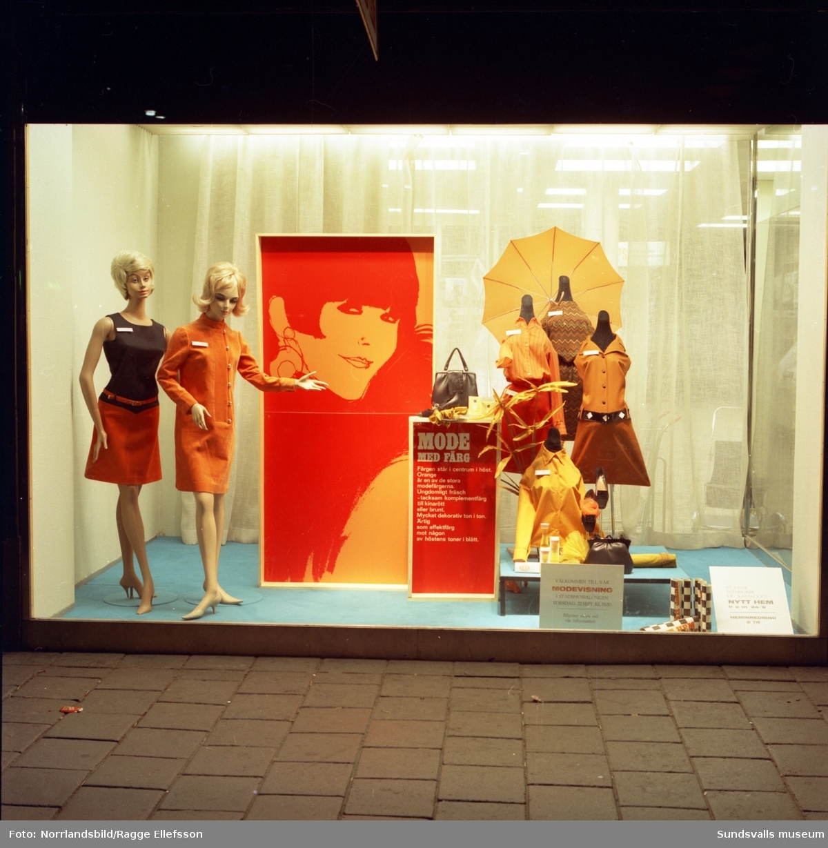 Skyltfönster på varuhuset Forum 1966. Höstens tema var Mode med färg.