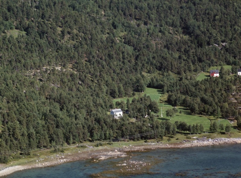 Gårdsbruk. Fra venstre gårdene Vangen og Høgtun i Nordkil.