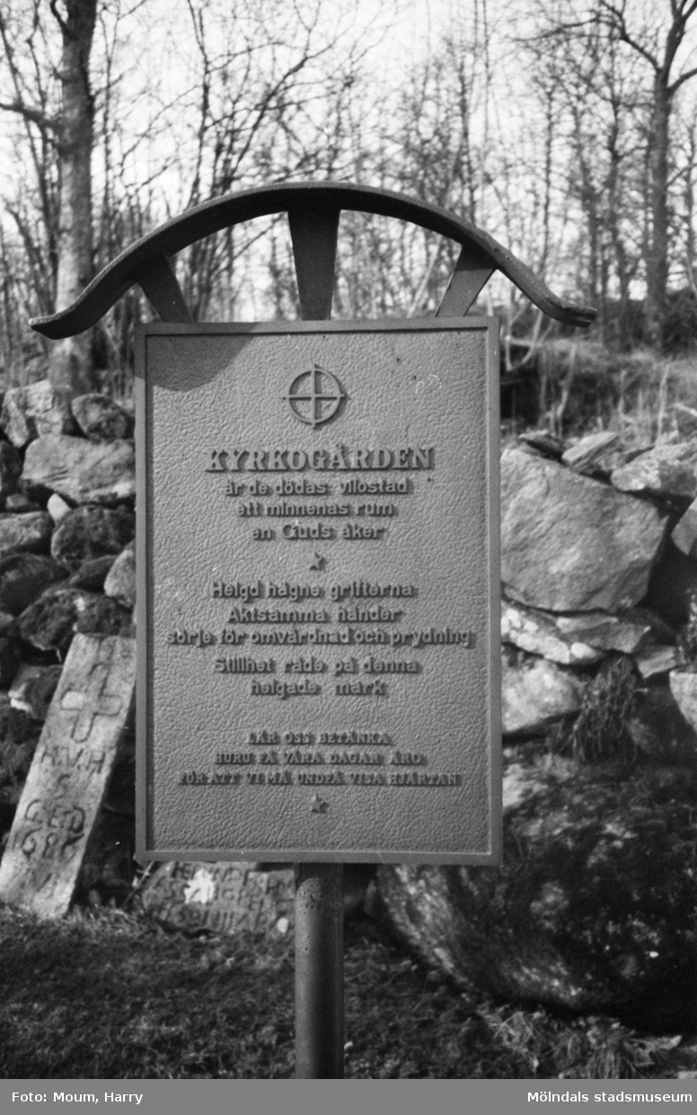Skylt på Kållereds kyrkogård, år 1983.

För mer information om bilden se under tilläggsinformation.
