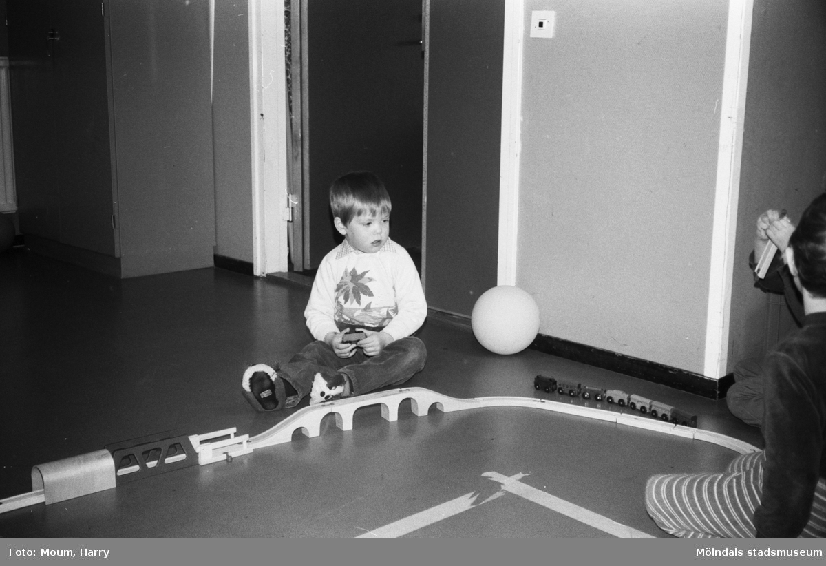 Öppen förskola på Almåsgården i Lindome, år 1983. Pojke leker med modelljärnväg.

För mer information om bilden se under tilläggsinformation.