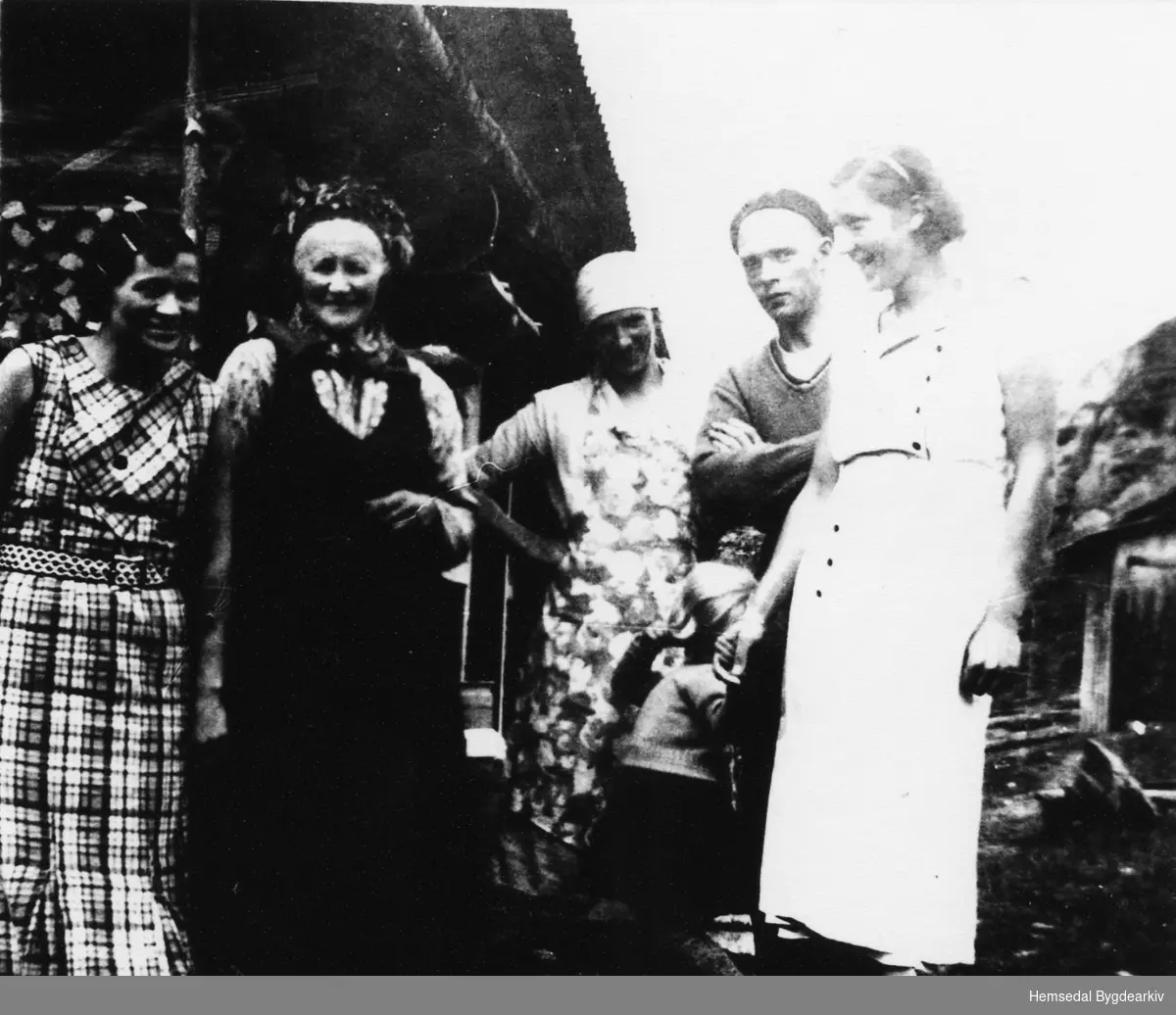 Frå venstre: Bydame, Birgit Sorteberg Klype, Ukjend, Ukjend, Heilt til høgre: Maria Hjelmen med dottera Ragnhild Haldis Hjelmen.