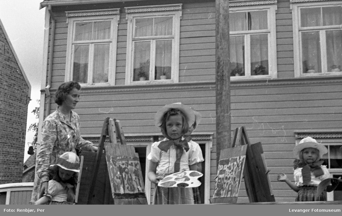 Barnas dag, Levangerbyg, jenter utkledde som "kunstnere" på en lastebil.