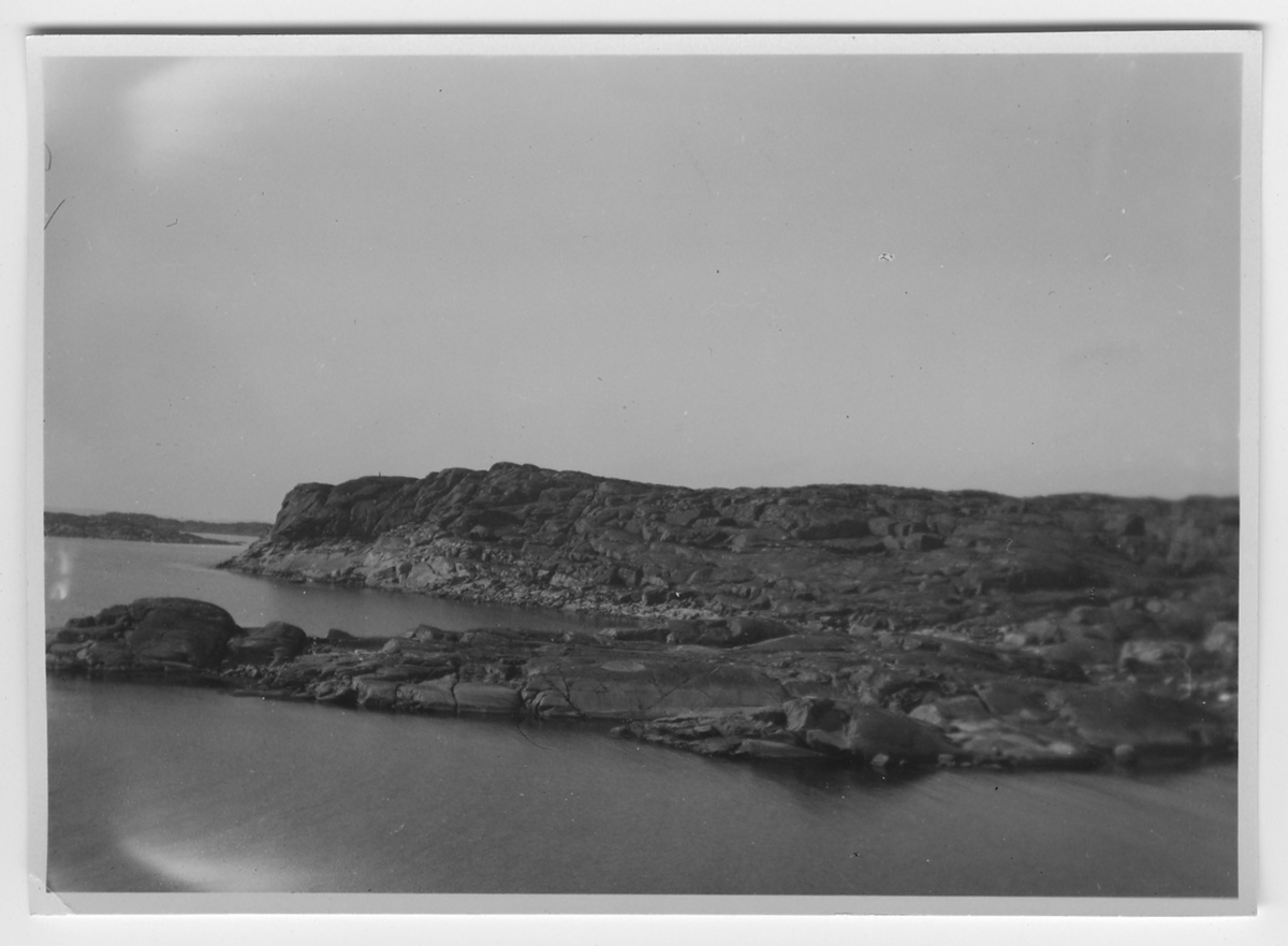 'Korp, häckningsplats, vy över havsvik med kala berghällar. Se fotonr. 1346-1350. ::  :: Se serie med fotonr. 1305-1356.'