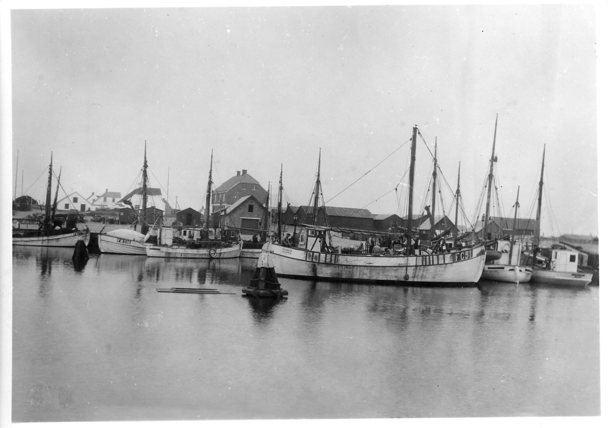 'Akka-expeditionen sommaren 1931: ::  :: Skandia (FG51) i Österby Hamn. Vy med 10-tal båtar i hamnen, hus i bakgrunden. ::  :: Ingår i serie med fotonr. 2182-2234.'