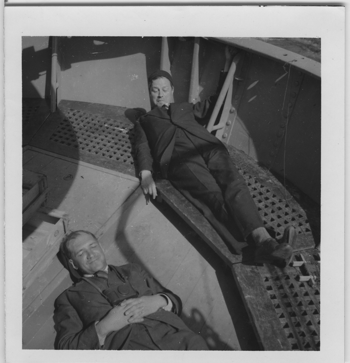 '''Skageraks''expedition 6-10 juni 1939: ::  :: Dr Orvar Nybelin (till vänster) och Dr Hans Höglund (till höger) ligeger och solar på Skageraks däck. ::  :: Ingår i serie fotonr. 4100:1-10.'