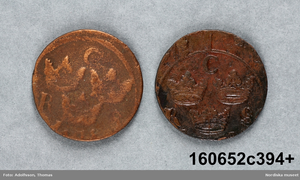 Två mynt med oläsliga årtal.