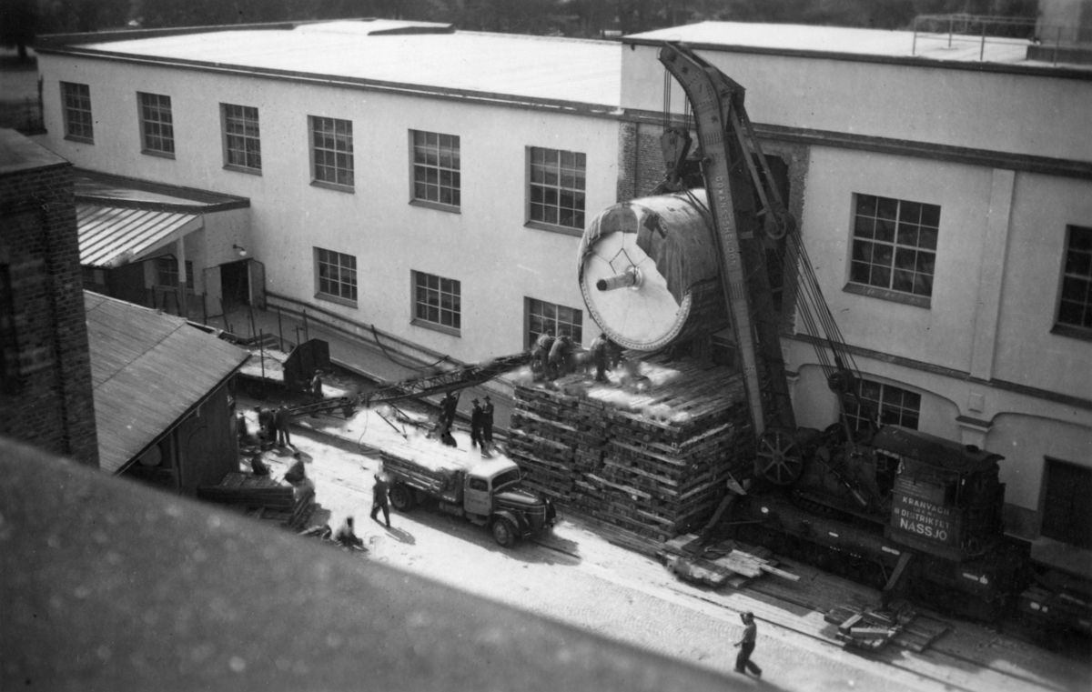 PM 3 Yankeecylindern lyfts in i fabriksbyggnaden på Papyrus område.
Transport av SJ:s katastrofkran??