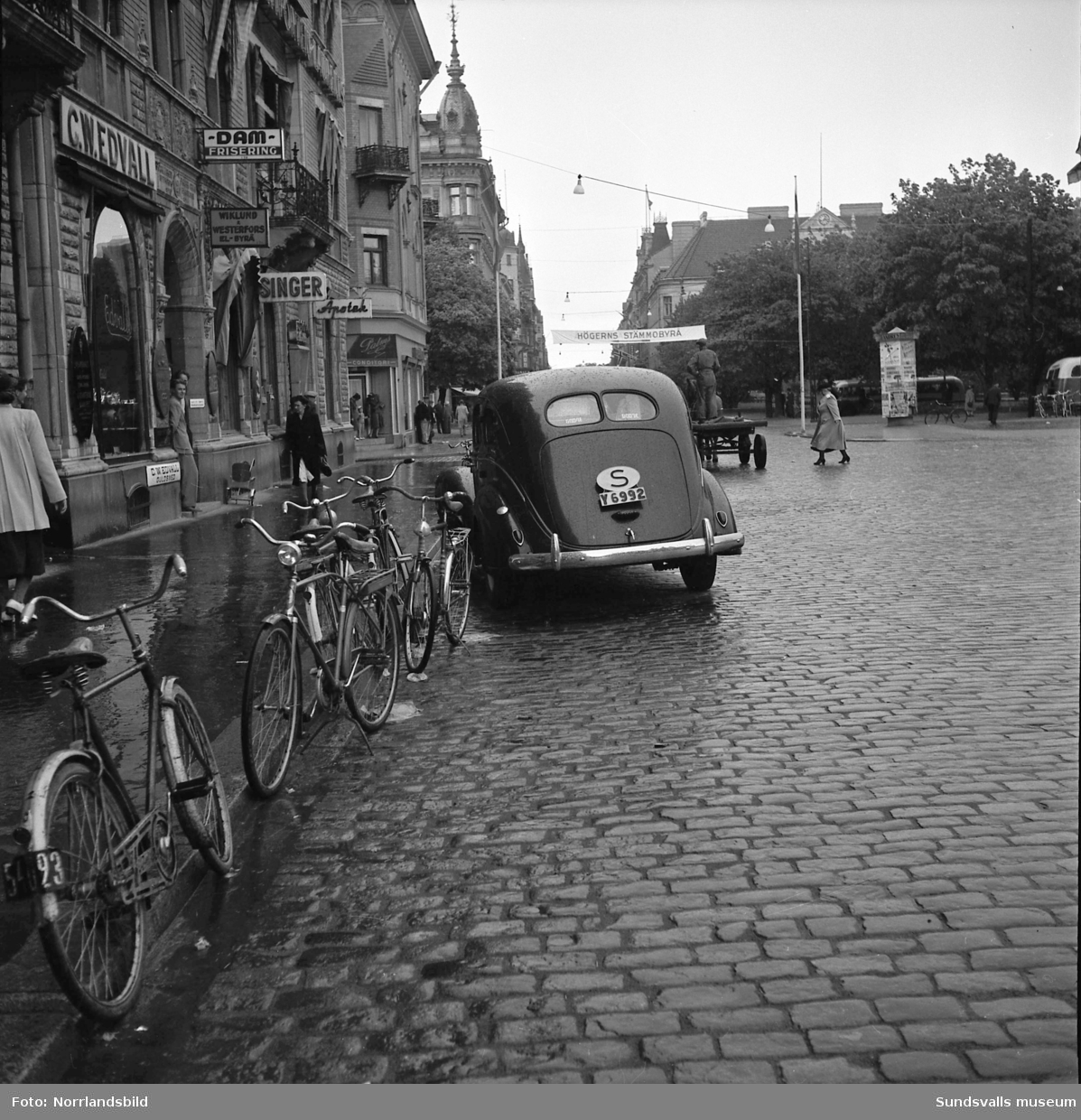 Fyra bilder från olika partier av Storgatan 1950. Bilderna illustrerar en del av de problem som är en följd av det ökande antalet bilar och cyklar i staden.