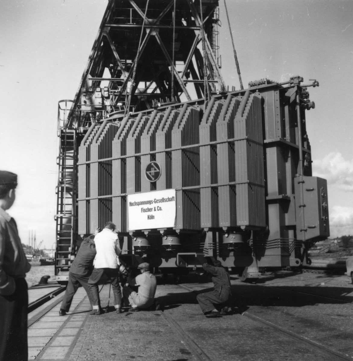 Transport av transformator 50 kW, Omlastning i Göteborgs hamn 17/6-1955. Några män är med på bilden.