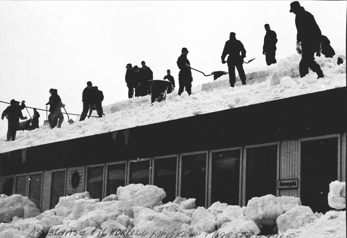 Soldater måker snø fra tak i Havnegata.