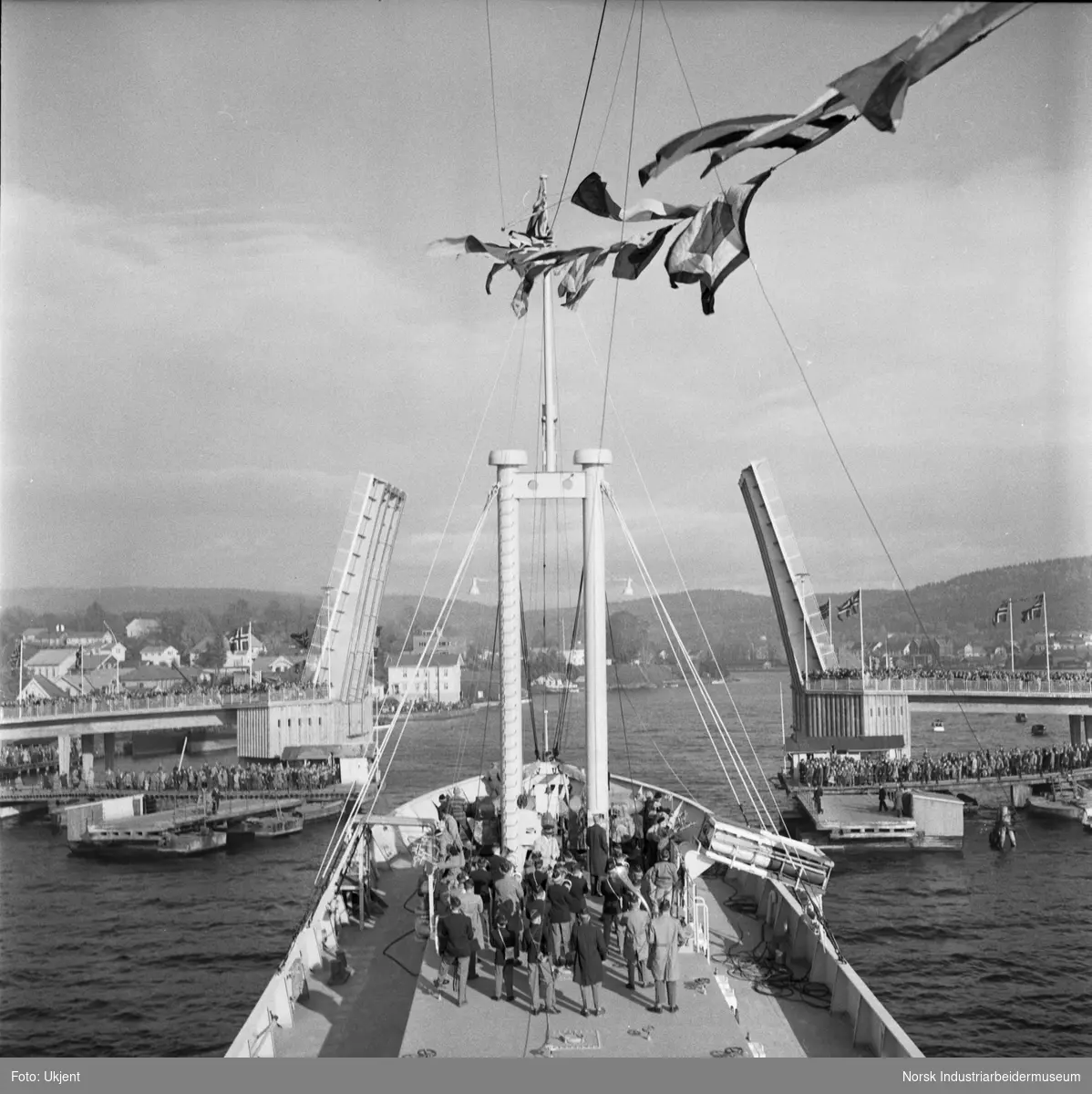 M/T Herøya ved åpningen av den nye Porsgrunnsbrua. Korps på skipsdekk, med folkemengder på brua i bakgrunn.
