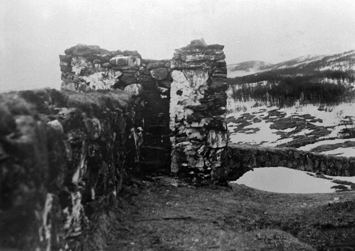 Parti av forsvarsmuren ved Trondeneskirka. Tårn i midten av bildet.