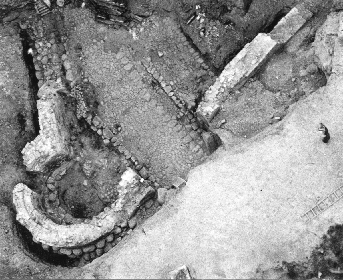 Halmstad, Övre Norre Katt, 1970. Flygfoto av befästningsanläggningarna. Norr är nedåt på bilden. Av korsvirkesväggarna återstår endast stenfoten under fotträna.