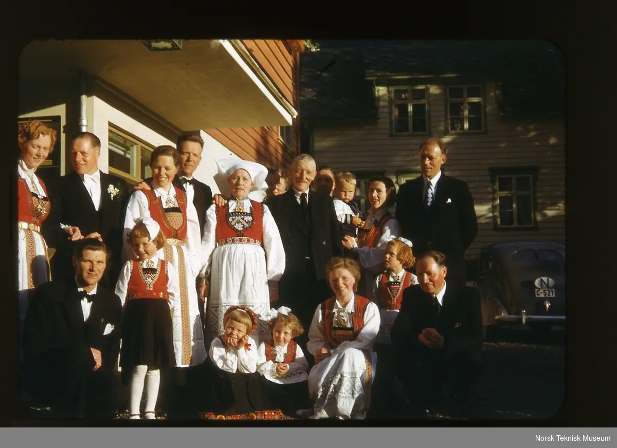 Bunad- og dresskledde gjester i Hardangerbryllup 1952