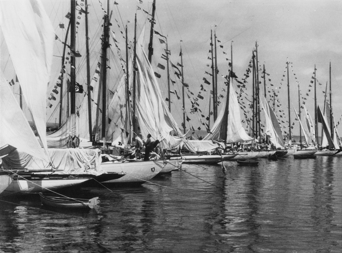 Gotland runt-seglingen 1937. Segeljakter i Visby hamn.