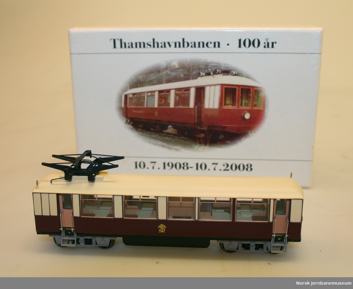 2 identiske modeller av Thamshavnbanens elektriske motorvogn "Kongevognen"