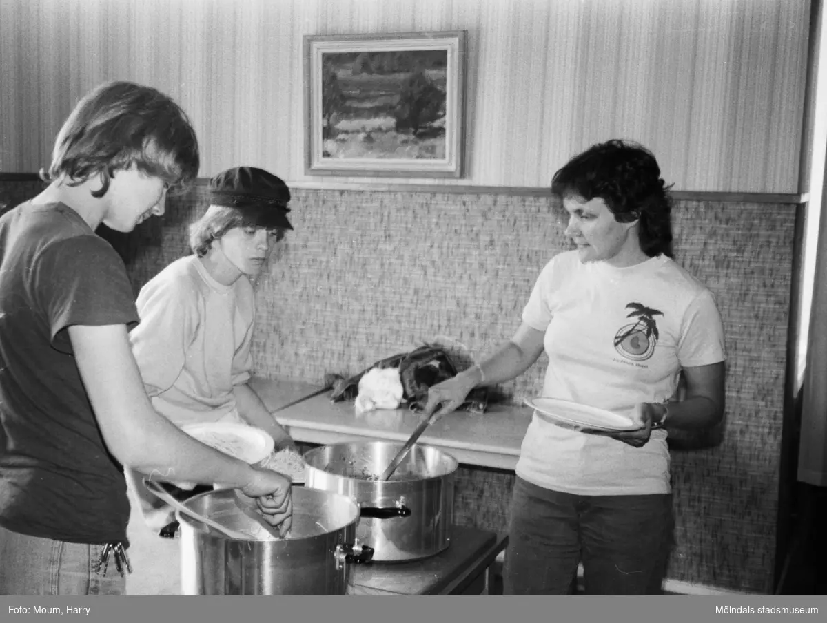 Feriearbete för ungdomar i Kållered, år 1983. Måltid i Kållereds gamla kommunalhus.

För mer information om bilden se under tilläggsinformation.