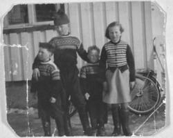 Fire barn fotografert utenfor et hus. De er fra venstre: Tor