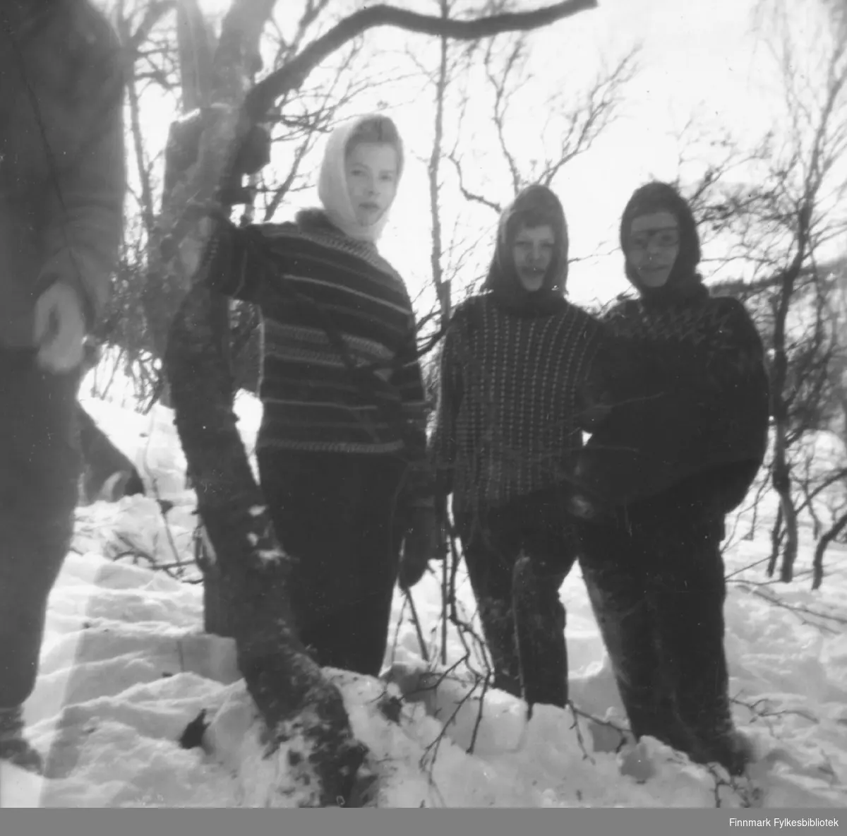 Tre barn/ungdommer fotografert i snøen, sansynligvis i Porsanger kommune. De er: Rigmor Riise, Elbjørg Johansen, , Gerd Eriksen.