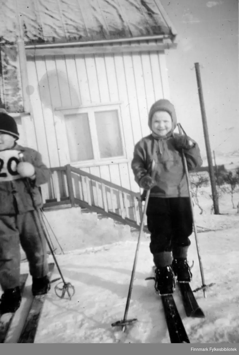 To barn med ski på beina står utenfor Helmer Jolmas hus i Ildskog. De er fra venstre: Torbjørn Nymo og Synnøve Jolma.