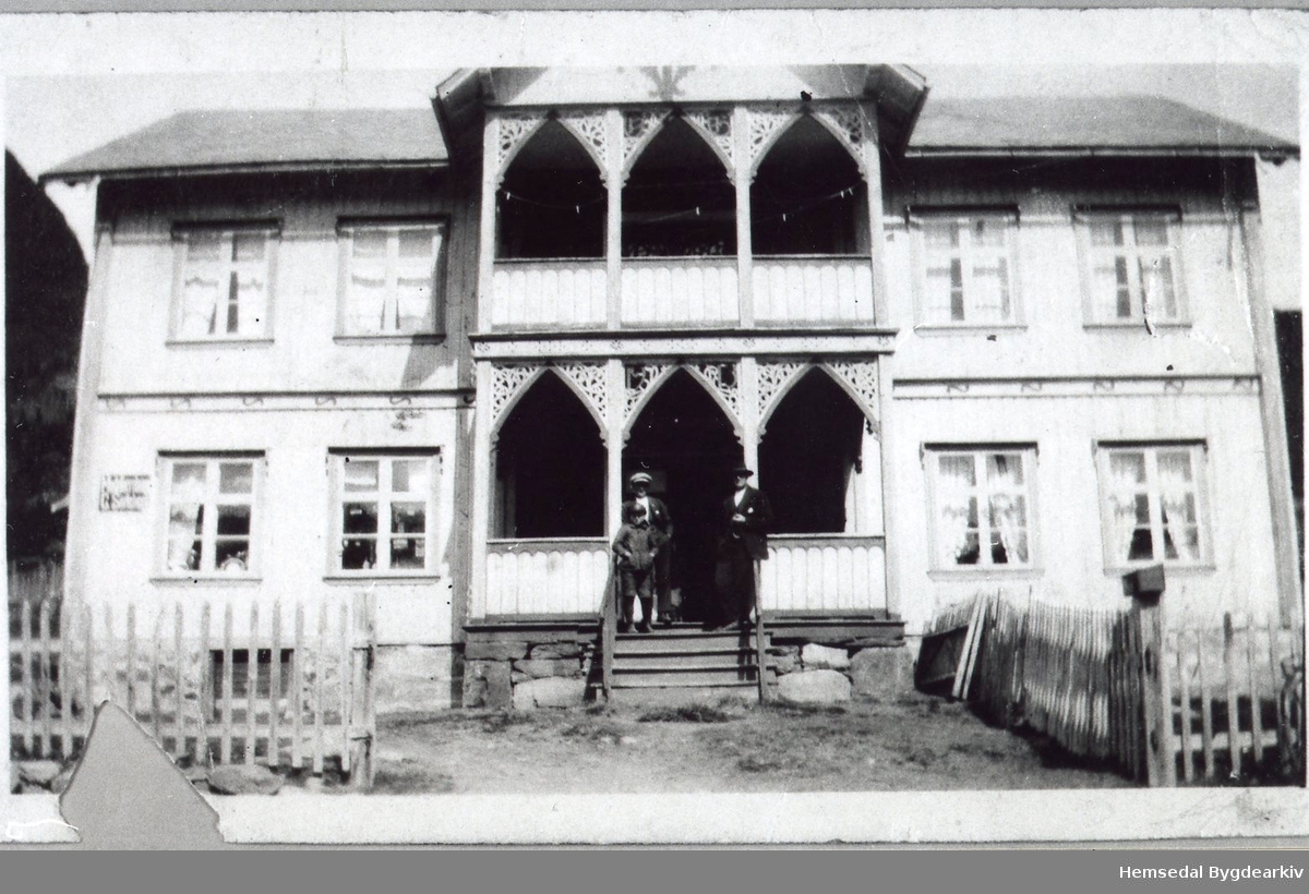 Til høgre : Ola H. Grøthe, "Storegrøten".
Huset vart bygd i 1901 av Ola O. Ålrust som budde der nokre år før han flytta til Grøterud.