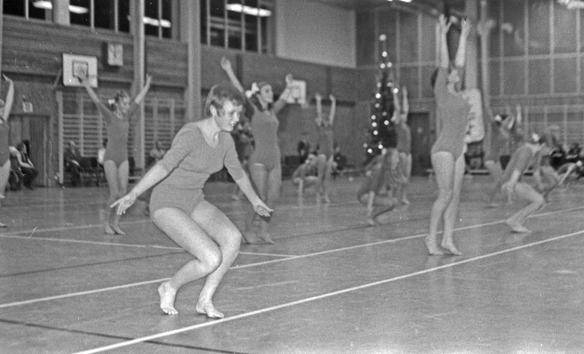 Turnoppvisning - Julen 1970.