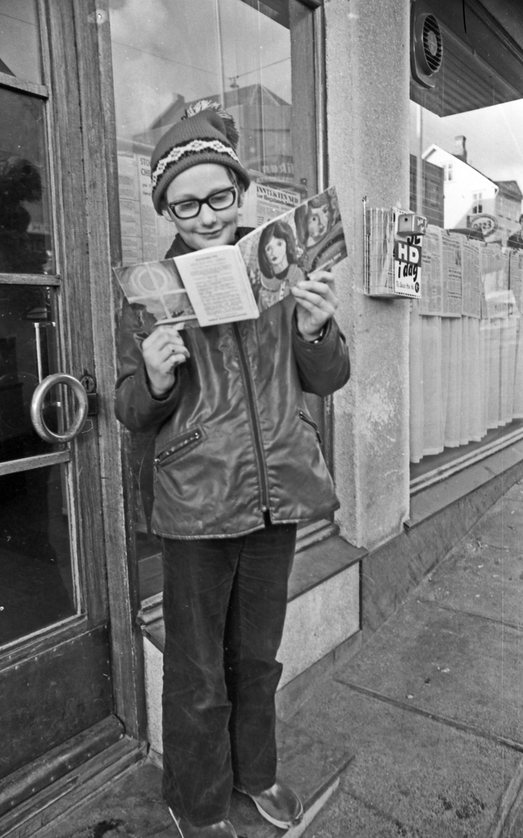 Barnetimeboka 1972. Presentasjon av den nye baretimeboka utenfor lokalet til avisen. Reklamefoto.