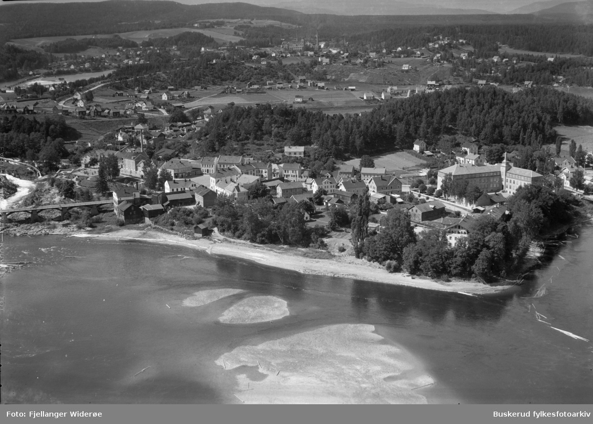 Glatved hotel, Riddergården, Hammerbrugate, Hønefoss folkeskole, St. Hanshaugen, Hønefoss bru, Hønefossen, N. Torg
1935